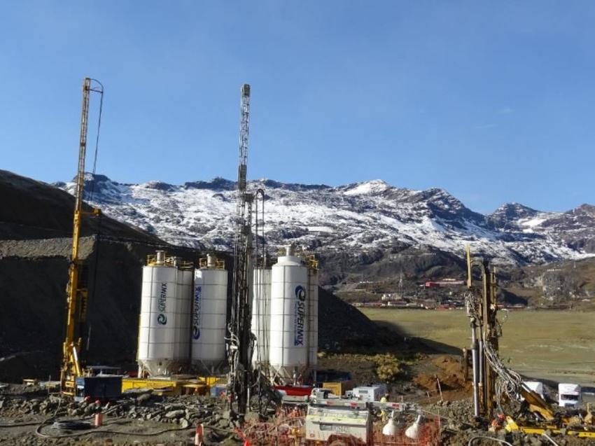 Vista aérea dos trabalhos de melhoramento do solo nas instalações da unidade mineira de San Rafael, Peru.